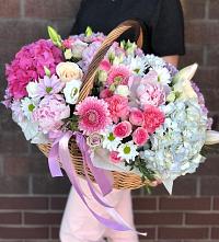 Цветочная композиция из Розы, Хризантемы, Пионы и Лизиантусы в корзине в Заворово