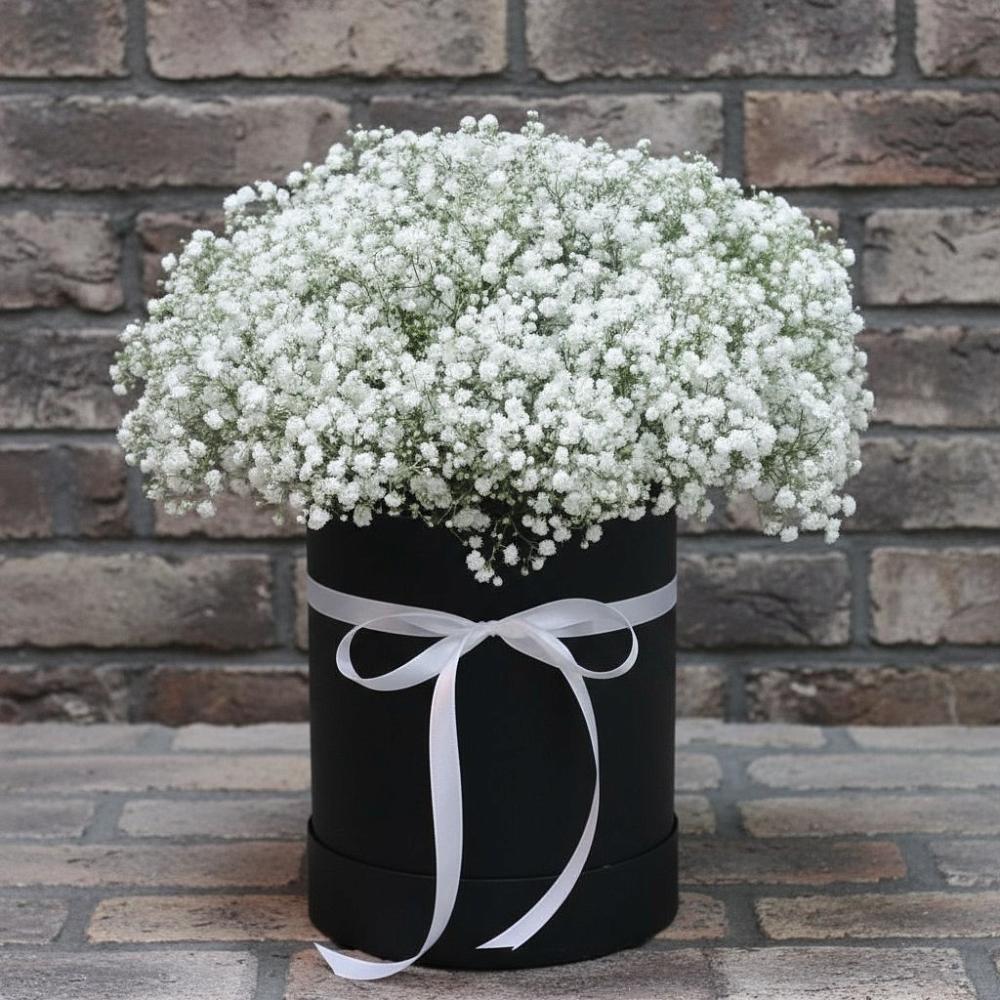 Цветочная композиция из Гипсофила в шляпной коробке в Заворово