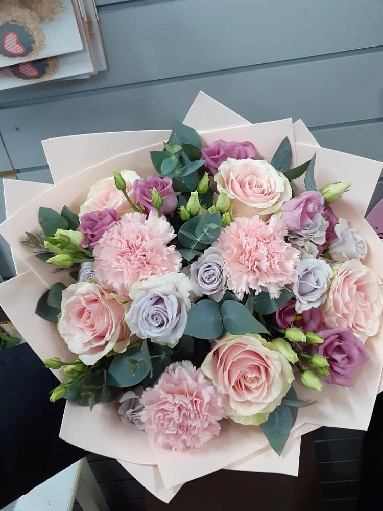 Букет цветов из: Розы, Гвоздики и Лизиантусы в Заворово